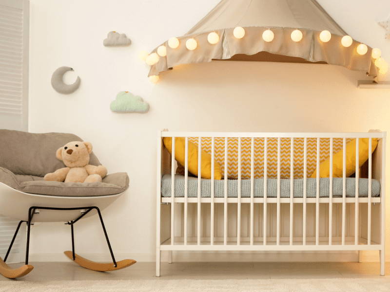 Iluminação minimalista para quarto de bebê.