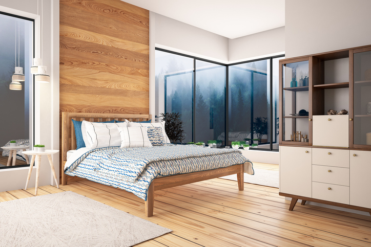 Imagem de um quarto rústico com cabeceira feita com painel de madeira.