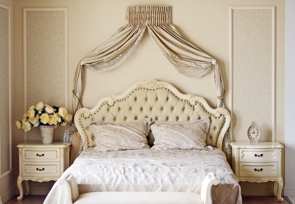 Cabeceira da cama no estilo vintage. Imagem disponível em Getty Images.