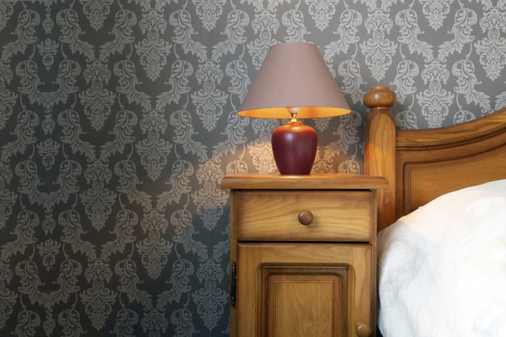Luminária vintage realça a decoração do quarto. Imagem disponível em Getty Images.