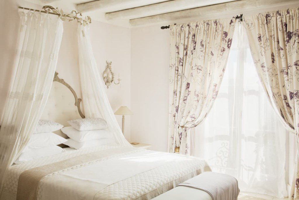 Cortinas vintage fazem parte da decoração do quarto. Imagem disponível em Getty Images.
