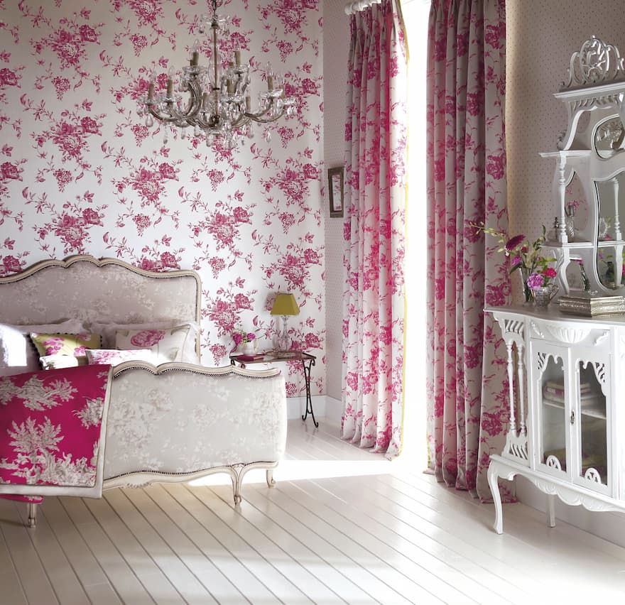 Interior de quarto no estilo vintage com papel de parede em tons de rosa. Imagem disponível em Getty Images.