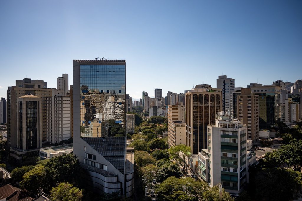 Foto que ilustra matéria sobre os bairros mais seguros de Belo Horizonte mostra prédios residenciais da cidade.