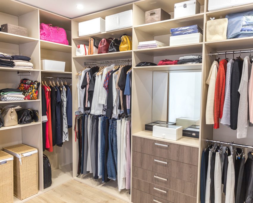 Truques e dicas de guarda-roupas para organização de quartos pequenos
