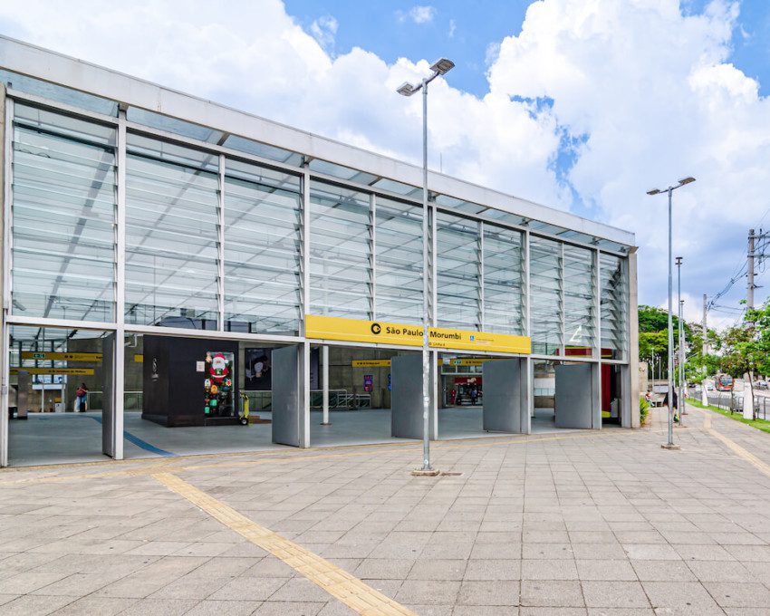 Foto que ilustra matéria sobre Estação Morumbi mostra a entrada da Estação com uma placa em amarelo escrito São Paulo-Morumbi