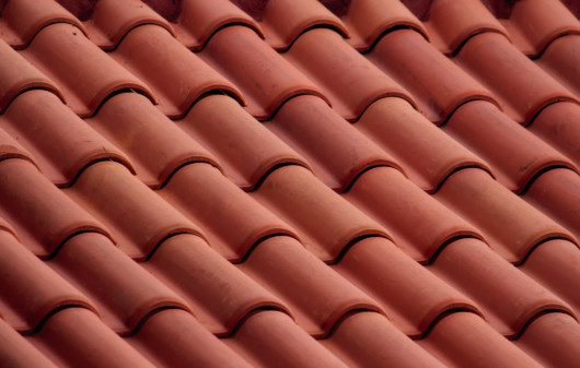 Imagem de telhas de cerâmica.