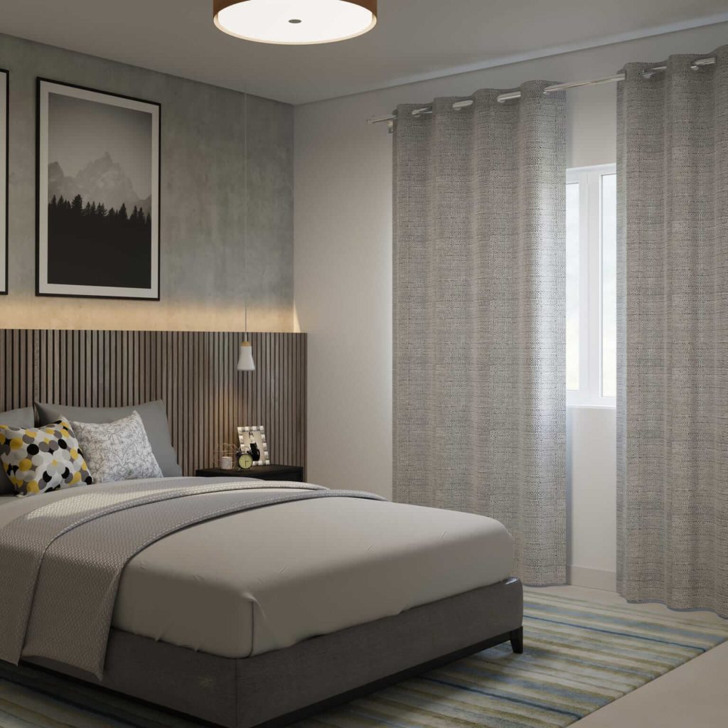 Foto que ilustra matéria sobre tipos de cortina mostra um quarto com uma cama de casal feita e ao fundo uma janela com uma cortina do tipo blecaute entreaberta.