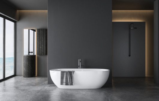 Foto de um banheiro cinza escuro com banheira branca e dois lavatórios com espelhos quadrados e zona de ducha.