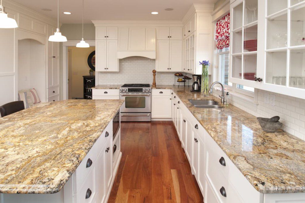 Cozinha clássica com balcão de mármore.