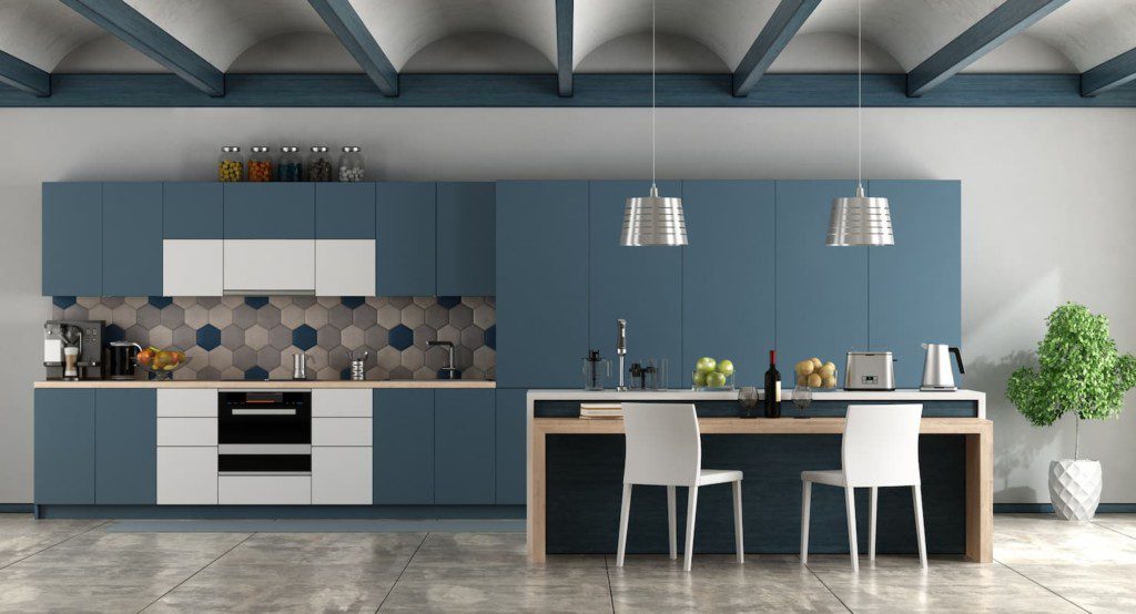 Exemplo de cozinha com decoração azul.