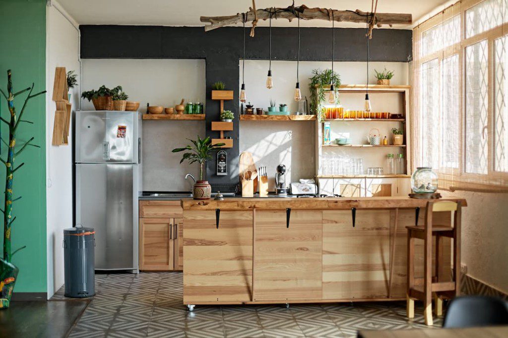 Cozinha rústica com acessórios em madeira.