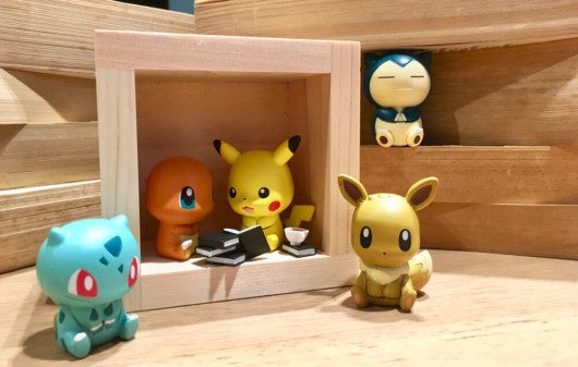 Foto que ilustra matéria sobre decoração Pokémon mostra pequenos bonecos da animação japonesa em um cenário de madeira