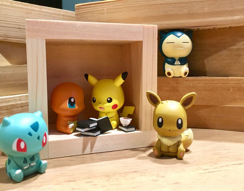 Foto que ilustra matéria sobre decoração Pokémon mostra pequenos bonecos da animação japonesa em um cenário de madeira