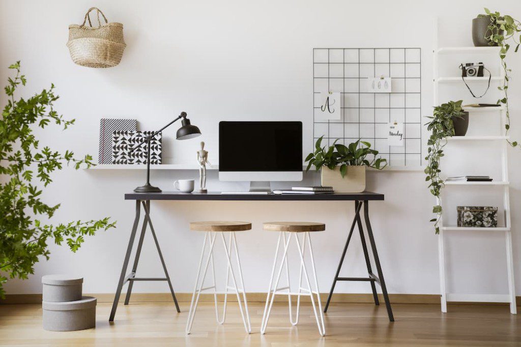 Home office minimalista com plantas.