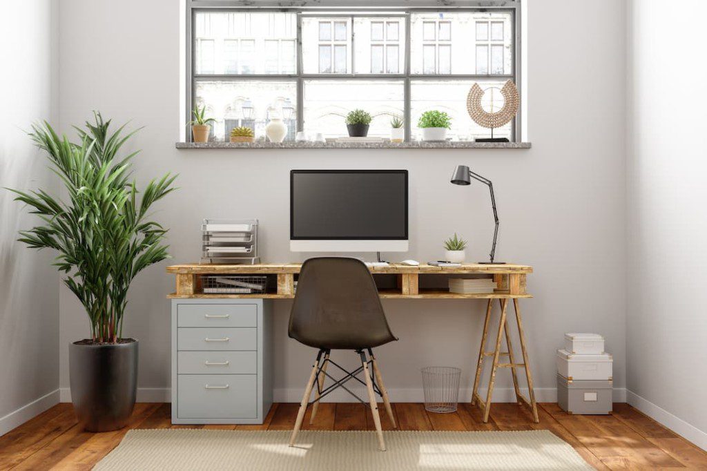 Home office minimalista com o branco como cor predominante.