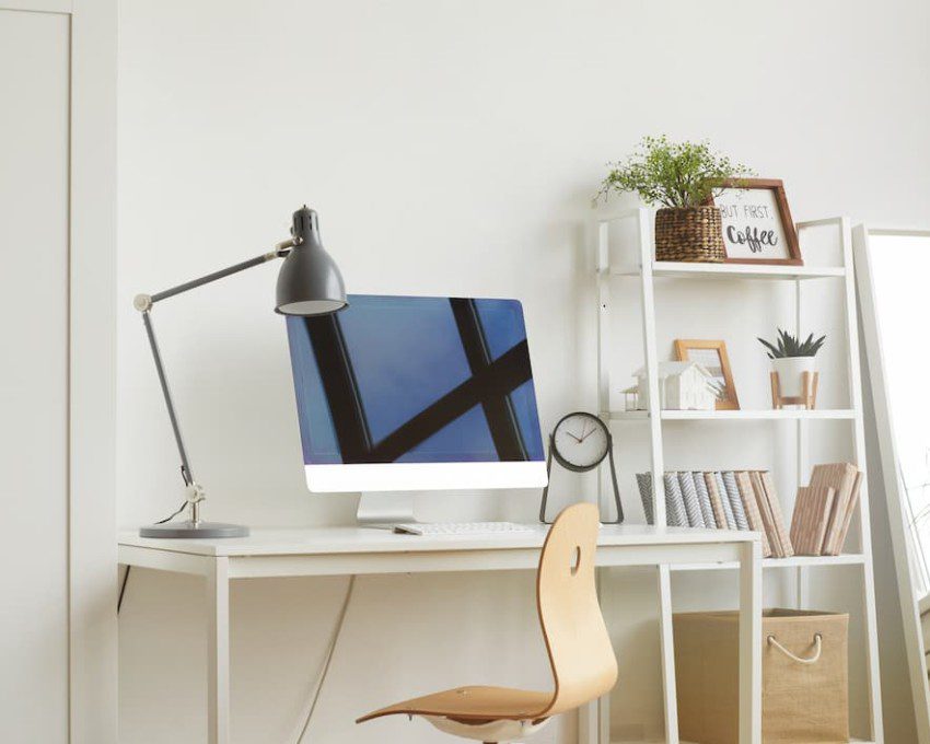 Home office minimalista, exemplo.