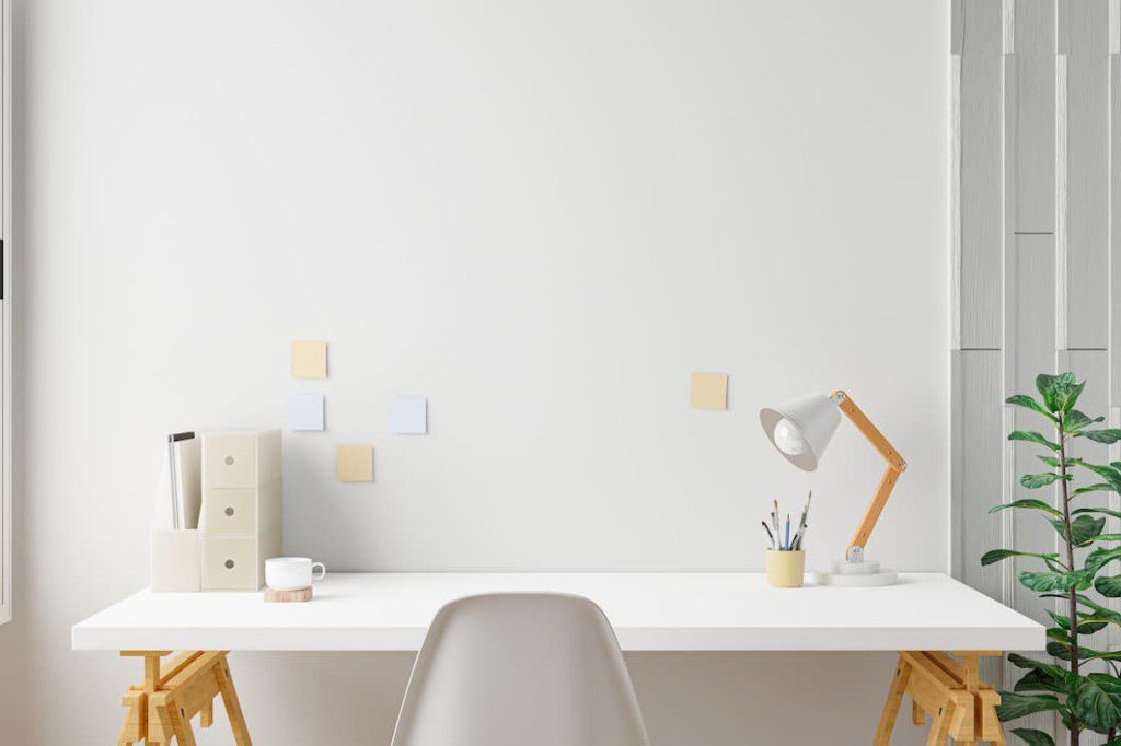 Home office minimalista com itens para organização.