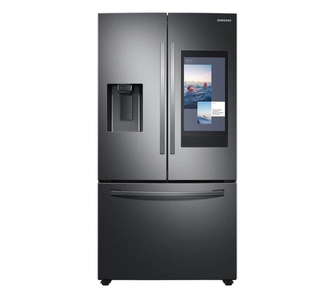 Foto que ilustra matéria sobre quanto custa mobiliar um apartamento mostra uma grande geladeira cinza da Samsung com duas portas na parte de cima, sendo uma delas com uma tela de LED e outra porta abaixo para o freezer