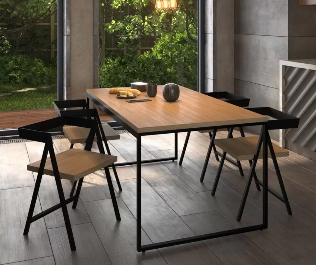 Foto que ilustra matéria sobre quanto custa mobiliar um apartamento mostra uma mesa de jantar com base preta e tampo de madeira, junto com quatro cadeiras de bases e encosto pretos e assentos de madeira