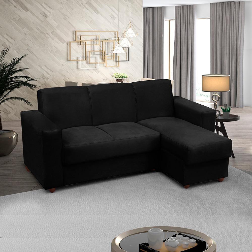 Foto que ilustra matéria sobre quanto custa mobiliar um apartamento mostra um sofá preto de três lugares posicionado em uma sala de estar, sendo que um dos lugares é uma chaise, onde é possível se sentar com as pernas esticadas