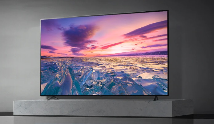 Foto que ilustra matéria sobre quanto custa mobiliar um apartamento mostra uma TV da marca LG em cima de uma bancada de mármore