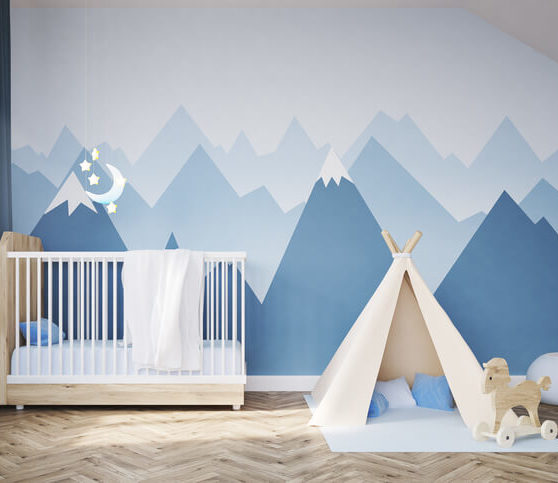 Montanhas triangulares em um quarto infantil