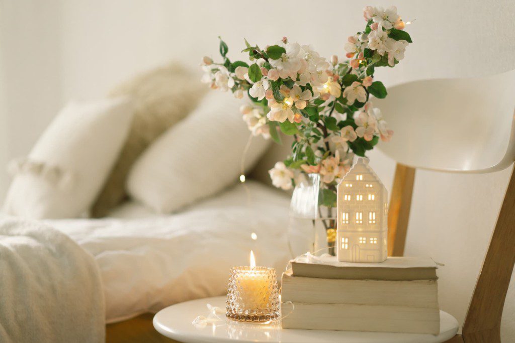 Luminárias e velas em quarto romântico.