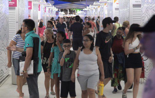 A foto mostra pessoas nos corredores da nova Feirinha da Beira Mar. Créditos: Alex Costa - Prefeitura Municipal de Fortaleza.