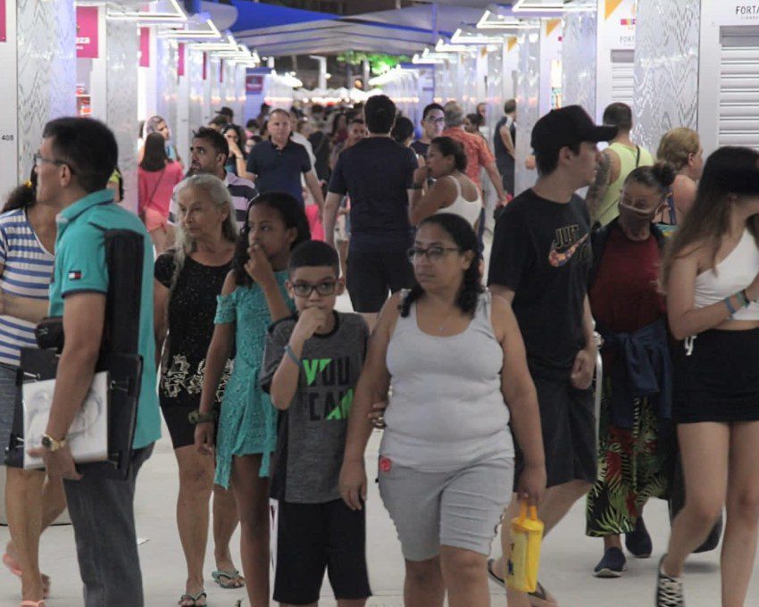 A foto mostra pessoas nos corredores da nova Feirinha da Beira Mar. Créditos: Alex Costa - Prefeitura Municipal de Fortaleza.