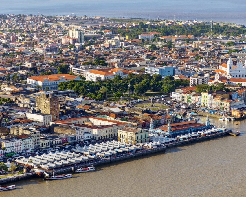 Foto que ilustra matéria sobre praias em Belém do Pará mostra a cidade à beira do Rio.