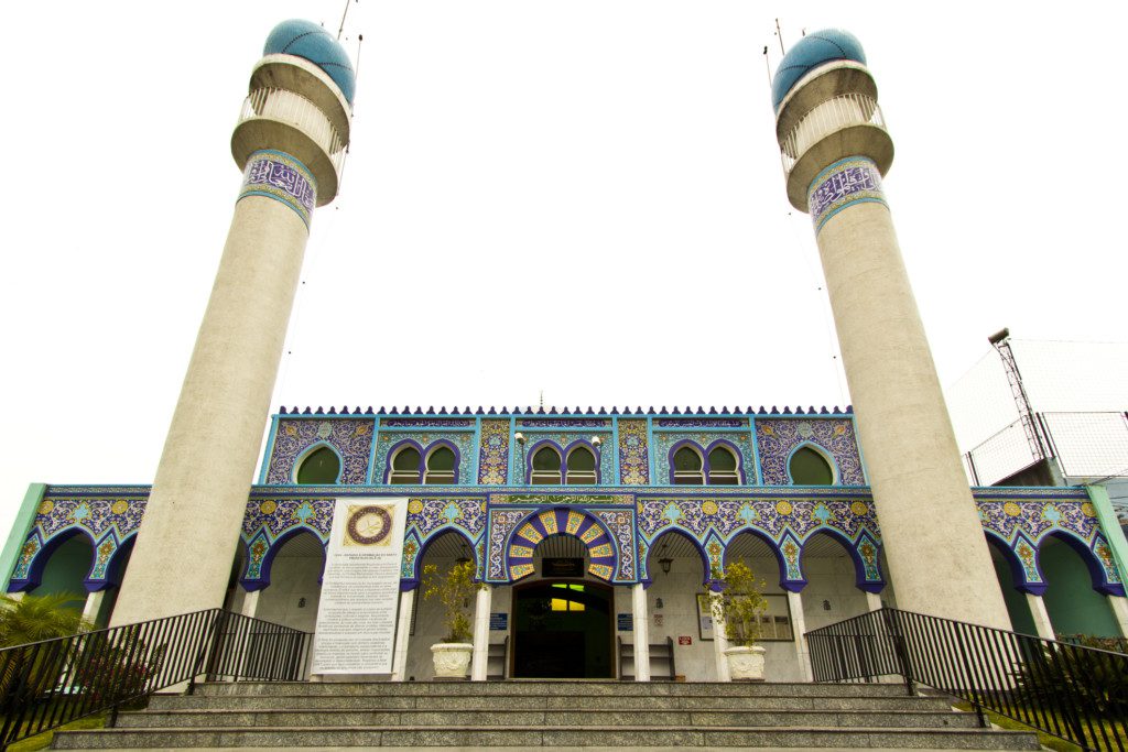 Com duas grandes torres nas laterais, a mesquita é bem colorida em tons de azuis e branco.