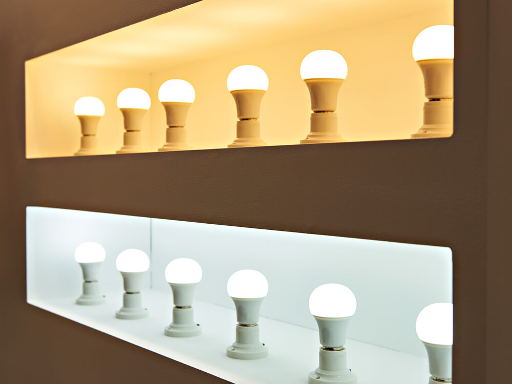 Foto que ilustra matéria sobre design sensorial mostra um display com duas linhas de lâmpadas em sequência acesas. Acima, as quentes (amarelas) e abaixo as frias (brancas)