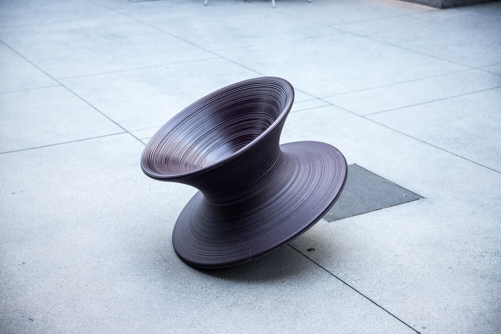 Foto que ilustra matéria sobre design sensorial mostra uma cadeira em forma de pião. 