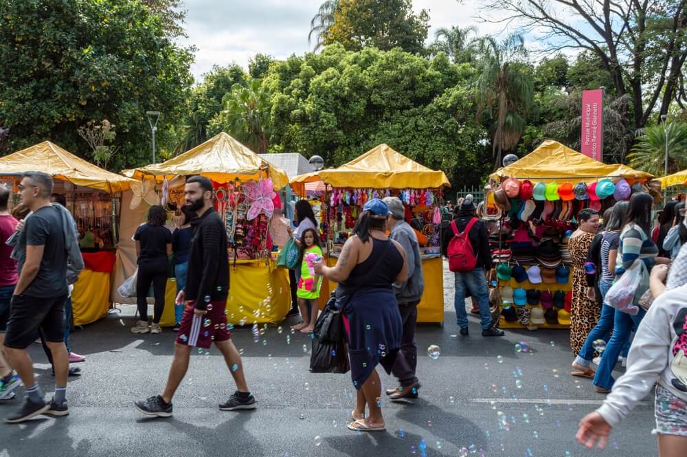 Foto que ilustra matéria sobre o que fazer em Belo Horizonte mostra pessoas circulando pela Feira Hippie.