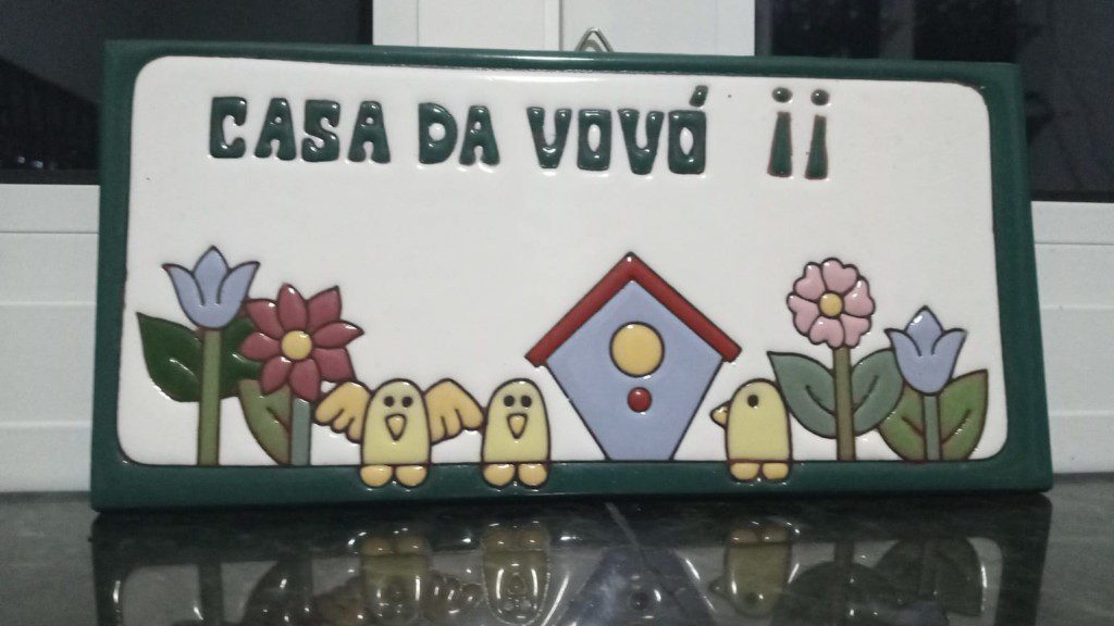 Foto que ilustra matéria sobre a Feira Hippie BH mostra uma placa de azulejo com desenhos e os dizeres 'casa da vovó ii'