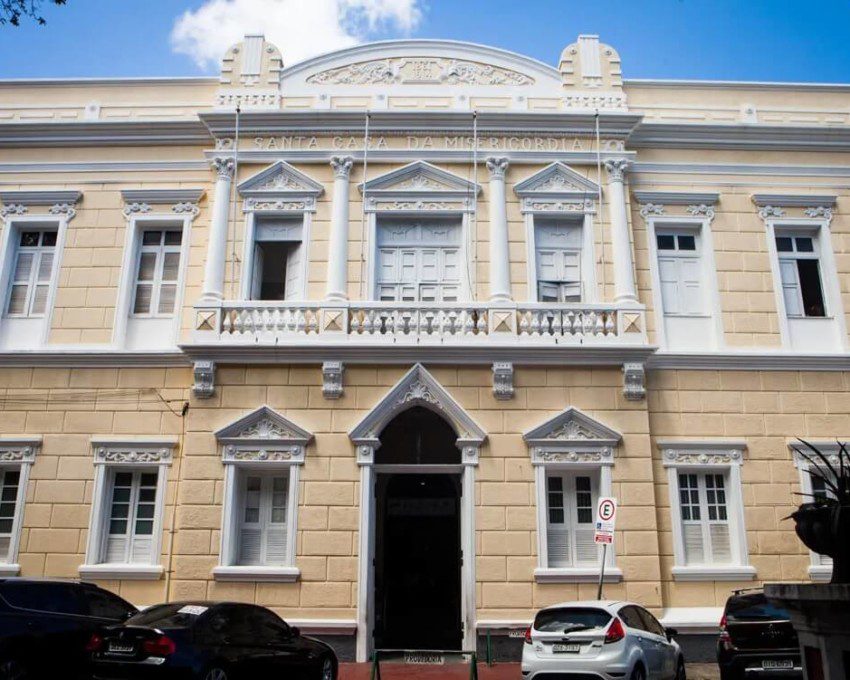 Foto que ilustra matéria sobre hospitais em Fortaleza mostra a fachada da Santa Casa de Misericórdia