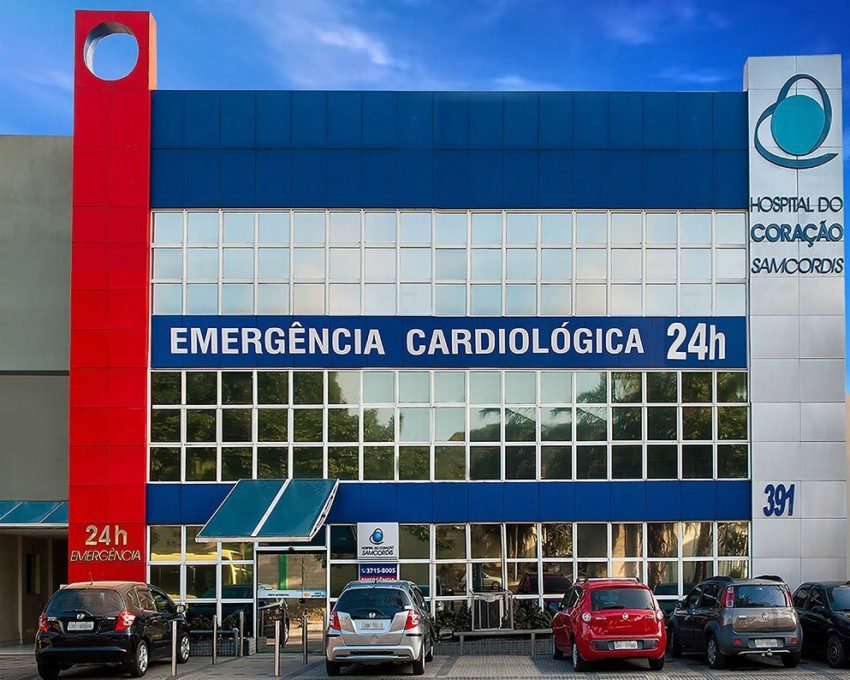 Foto que ilustra matéria sobre hospitais em São Gonçalo mostra a fachada do Hospital do Coração Samcordis em um dia claro de céu azul ao fundo.