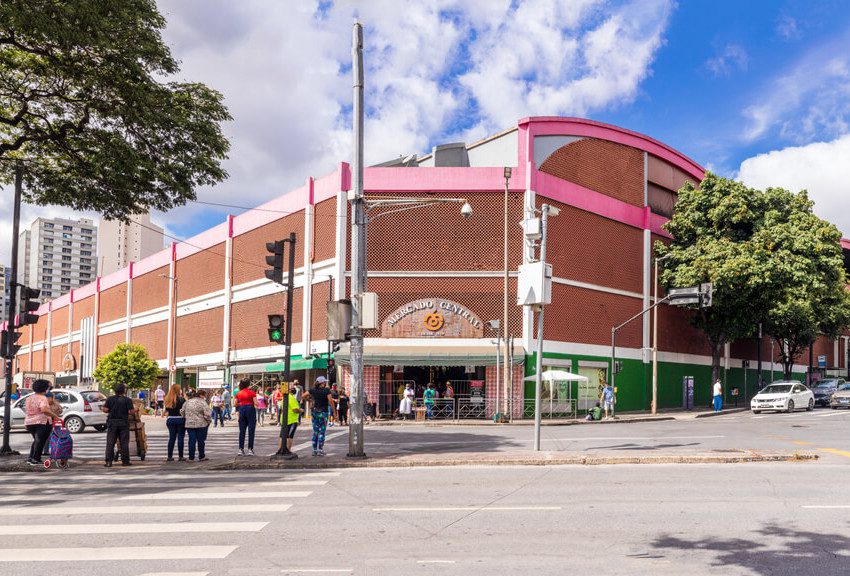 Foto mostra a fachada de uma das laterais do Mercado Central de Belo Horizonte.