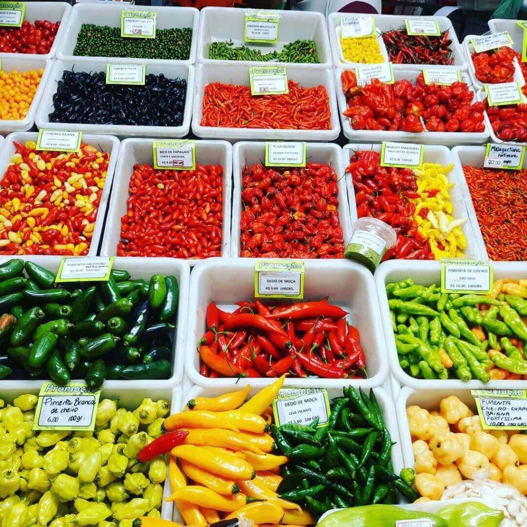 Foto que ilustra matéria sobre o Mercado Central de Belo Horizonte mostra pimentas de diversas cores, em especial vermelhas, amarelas e verdes.
