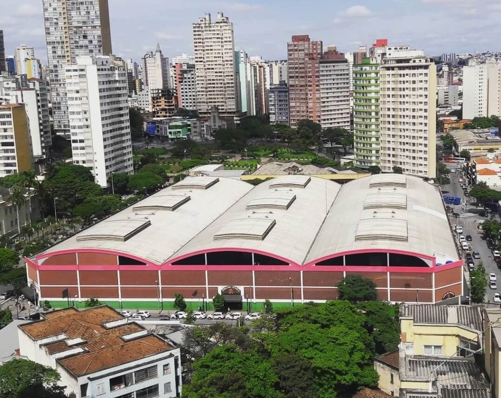 Foto mostra uma vista do alto do Mercado Central de Belo Horizonte, onde aparecem uma das laterais e toda a cobertura do estabelecimento.