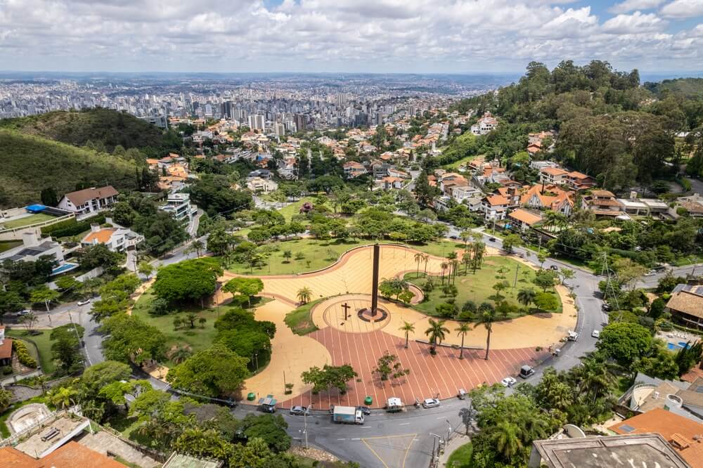Foto que ilustra matéria sobre morar em Belo Horizonte mostra uma visão do alto da Praça do Papa, com a cidade ao fundo.