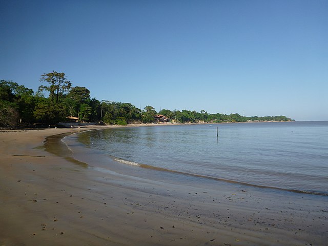 Imagem que ilustra matéria sobre as praias de Belém do Pará mostra a Praia do Paraíso.
