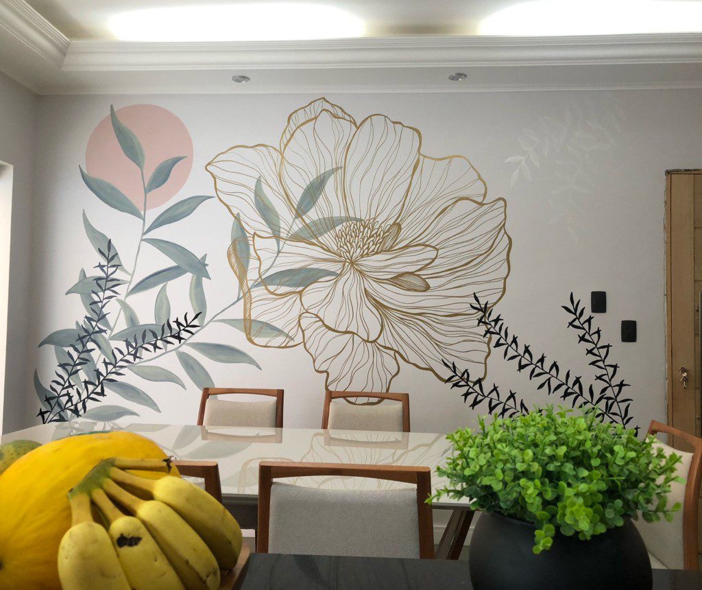 Sala de jantar com parede desenhada à mão com estilo botânico. 