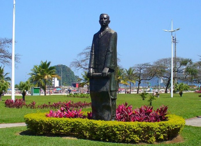 Estátua na Orla de Santos. 