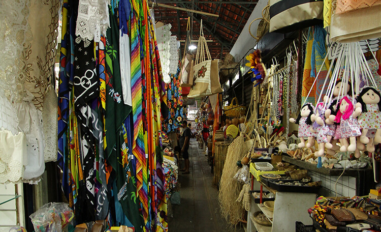 Barracas de artesanato no Mercado de São José em Recife.