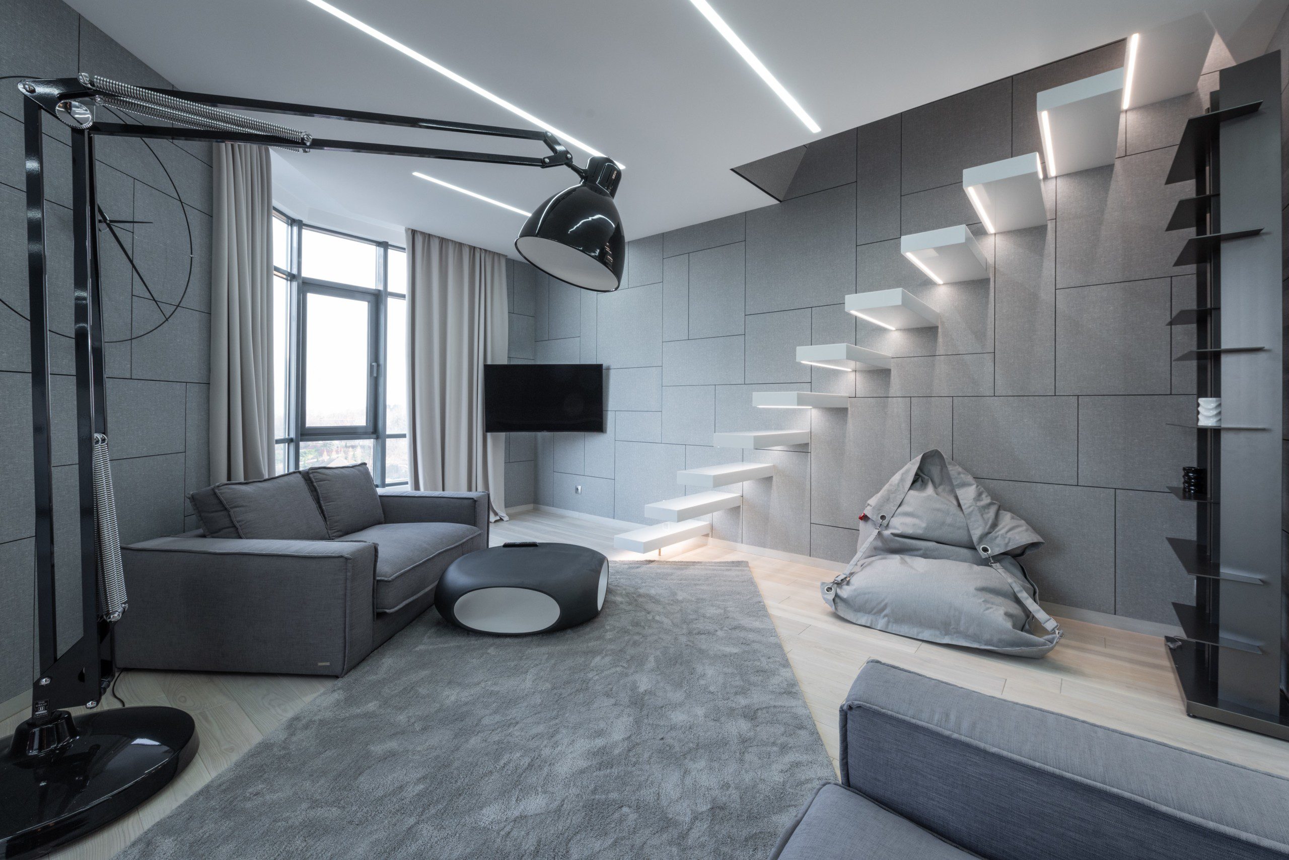 Sala de estar minimalista, em tons neutros, escada suspensa e LEDs. 