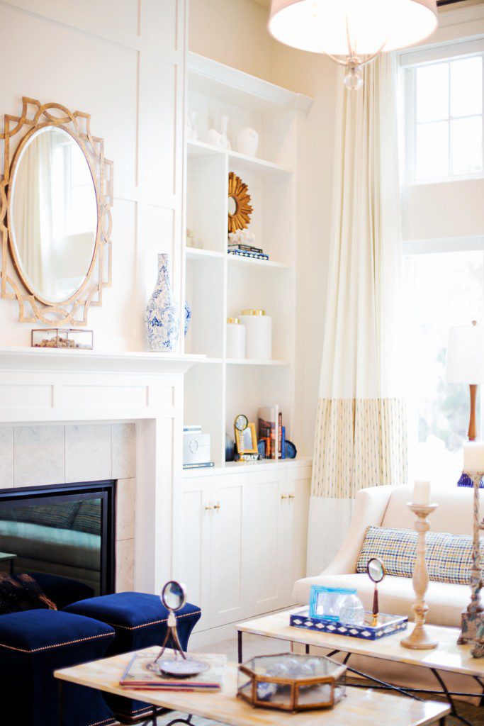 Espelho com moldura clássica acima de uma lareira na sala de estar.