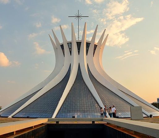 A Catedral Metropolitana de Brasília, projetada pelo renomado arquiteto Oscar Niemeyer, é uma referência arquitetônica da cidade