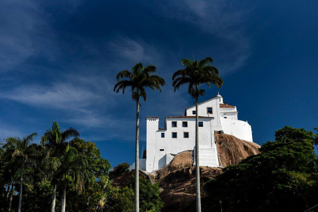 Foto mostra o Convento da Penha, em Vila Velha, uma igreja branca no alto de um morro