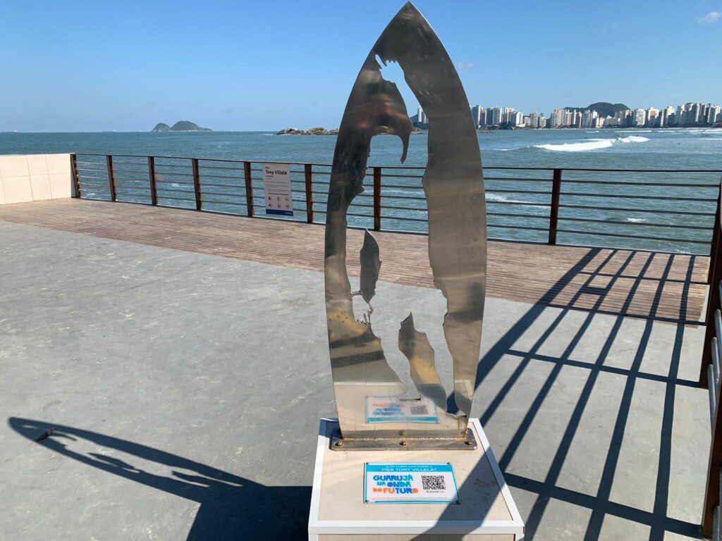 Imagem de uma estátua de homenagem a Tony Villela em um mirante no Guarujá